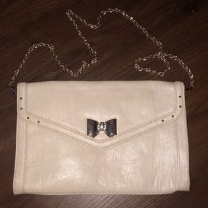 Light tan shoulder purse.